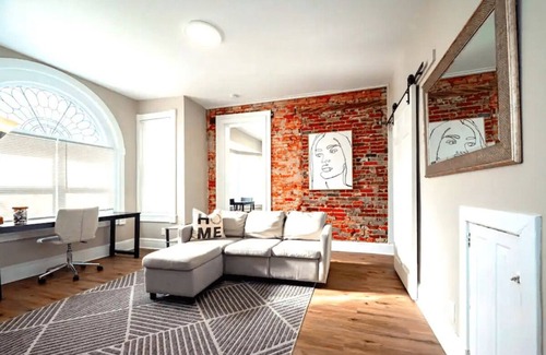 Forty Acres Apartment | Gilpin Grand - Renovated space in Trolley Square