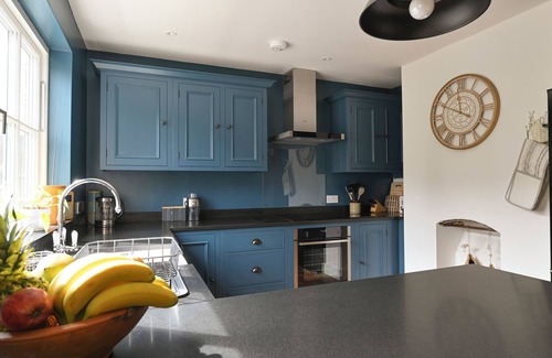 Canterbury Cottage | GINGERBREAD COTTAGE, family friendly, with open fire in Canterbury