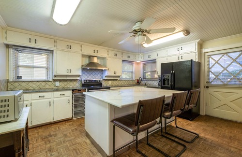 Carter Riverside House | Girlfriend Getaway Suite- for 6-8 -King and Twin Beds