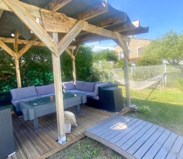 Alba-la-Romaine Apartment | Gite 4p, 2 chambres, jardin, piscine à partager
