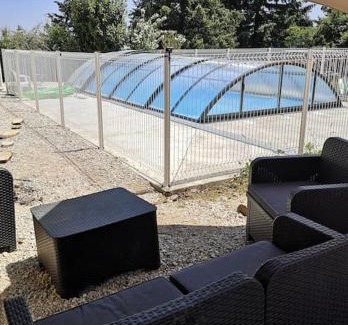 Saint-Apollinaire-de-Rias House | GiTE ATYPIQUE AVEC PISCINE COUVERTE en été