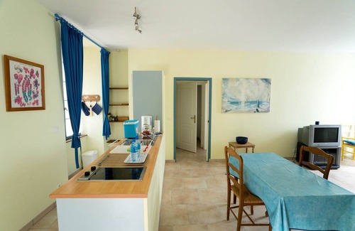 Villamblard House | Gite Bleu, 2 room apartment located on the ground floor