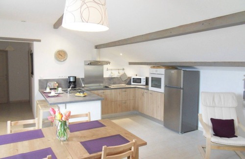 Greoux-les-Bains House | Gîte 'Fleur De Thym' with Shared Pool, Communal Terrace and Air Conditioning