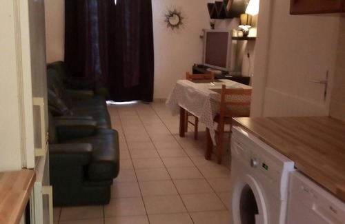 Laurens Apartment | Gite for 4 people in Languedoc with shady garden and swimming pool