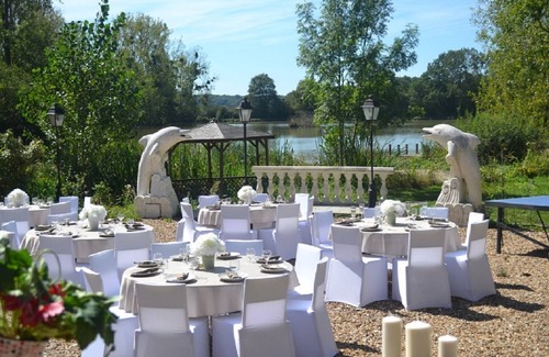 Courtenay Cottage | Gîte for birthdays and celebrations 1 hour from Paris sleeps 31 + room sleeps 70