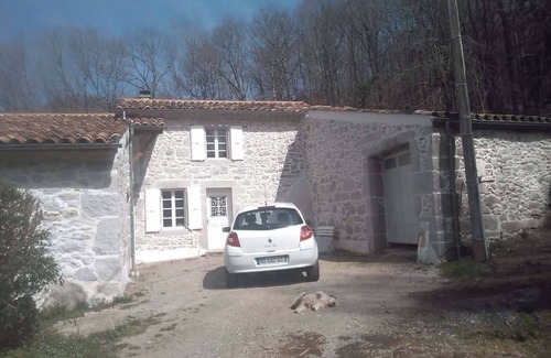 Saint-Salvy-de-la-Balme House | Gîte le Coumis sleeps 6, kitchen, parking and garden.