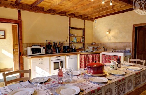 Saint-Martin-la-Sauvete Cottage | Gite Saint-Martin-la-Sauveté, 5 bedrooms, 10 persons