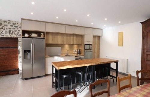Saint-Bonnet-de-Salers Cottage | Gite Saint-Bonnet-de-Salers, 6 bedrooms, 14 persons