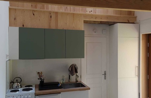 Loubressac Apartment | Gîte/Studio sleeps 2 with enclosed garden (pets welcome) and large shower.