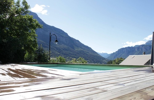 Les Vigneaux Ski Chalet | Gîte with private swimming pool at the gateway to the Ecrins*.
