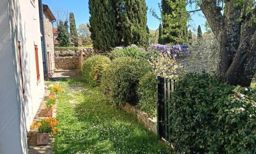 Poderi Apartment | GiuMa Tuscany Historic Country House with Patio near Saturnia Spa