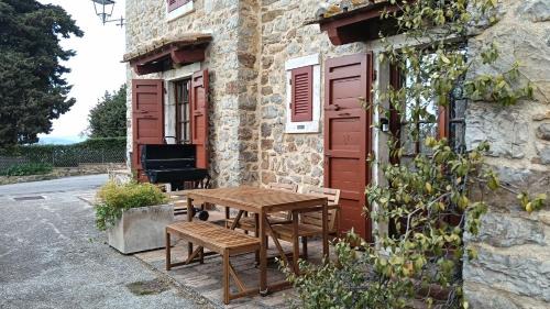 Poderi Apartment | GiuMa Tuscany Historic Country House with Patio near Saturnia Spa