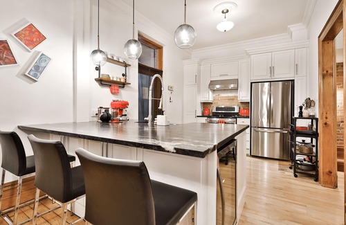 Downtown Montreal House | Giving 65% off for 31 days! Brownstone Home in heart of Montreal!