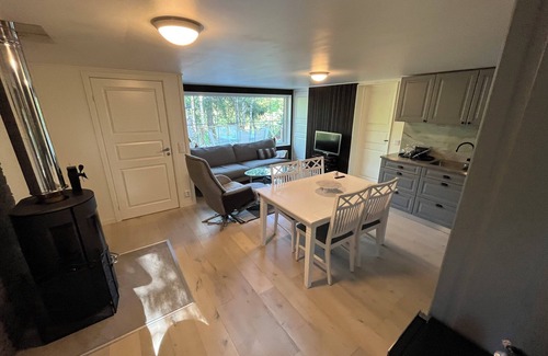 Orebro County Cottage | Gläntan. Mysigt Nyrenoverat Boende med Idealisk Skog och Stadsläge!