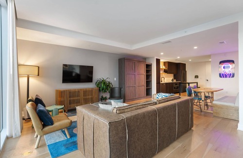 East Cesar Chavez Condo | Glam DT Penthouse - DT & Lake View! Sleeps 8
