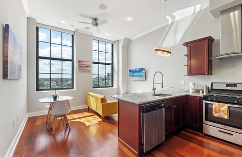 Olde Kensington Apartment | Glam Flat w View/Pool/Deck