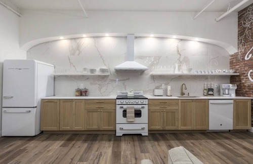 Downtown Louisville Apartment | Glamorous Heart of Kentucky 4 Bed 2 bath Luxury Suite