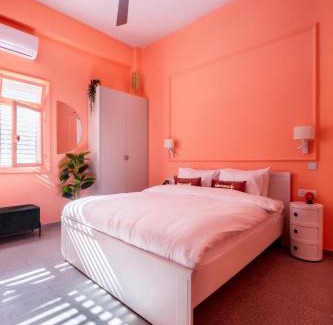 Jaffa Apartment | Glamorous Pink Pearl Studio Beach
