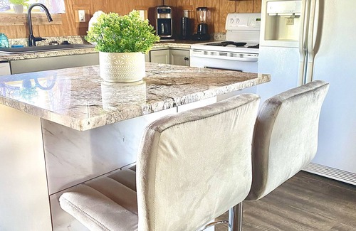 Duchesne Cabin | GLAMOROUS Stylish cabinš« over 2 acres, beautiful views, sleeps 8, washer & dryer