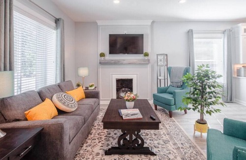Hyde Park House | Glamorous, Upscale 5B Hyde Park Home w/Outdoor Patio