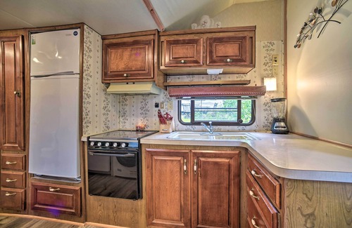 Clarksville Cabin | Glamping Getaway in Woodstock Lake Campground