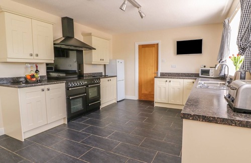 St Harmon Cottage | GLANYRAFON BUNGALOW, pet friendly, with hot tub in St Harmon