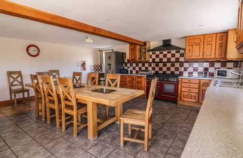 St Harmon Cottage | GLANYRAFON, family friendly, with hot tub in St Harmon