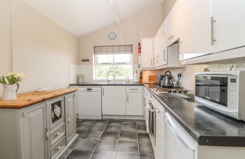 Llanfaethlu Cottage | GLASFRYN, pet friendly, with open fire in Llanfaethlu