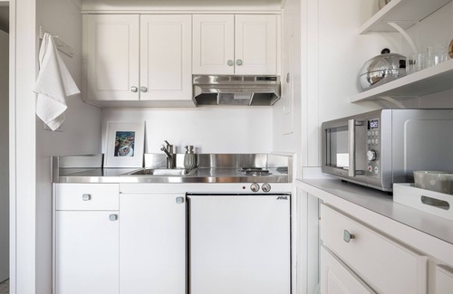 Maple City Apartment | Glen Arbor Riverfront Retreat: Steps to Beach!