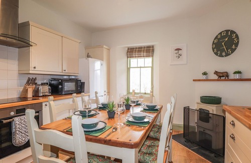 Achnasheen Cottage | GLEN COTTAGE - TORRIDON, pet friendly, with open fire in Torridon