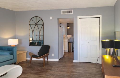 Glendale Apartment | Glendale Groovin & Turquoise Twilight