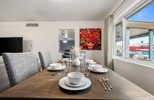 Glendale House | Glendale Retreat: Refreshing Pool~ Golf ~Games ASU