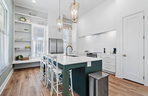 Brazos House | Gloria Estate- 2 blocks to Silos
