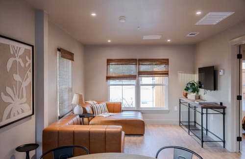 Brazos Hotel | Gloria Inn Unit 3- 5 minutes from Baylor and 2 Blocks to Magnolia