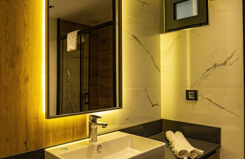 Lara Condo | Glory Life