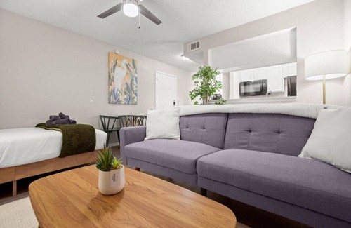 Skyview Apartment | Glowing Green Brentwood Stay! 12 Min to DTX!