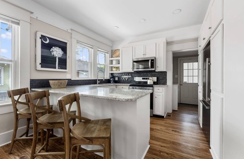 Earlewood House | Go with the Flo: 2BR/2BA Renovated Bungalow Near USC, Downtown & Ft. Jackson