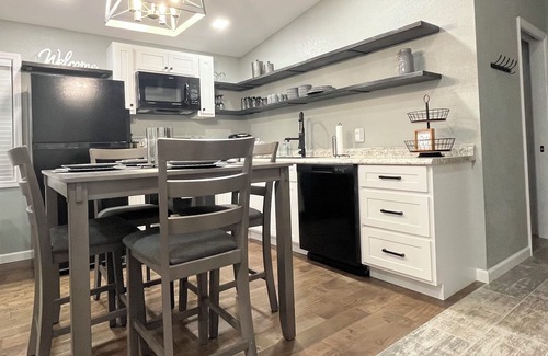 Lake Forest Estates House | Goforth into Nature, a charming 1-bdrm home in the quiet Bloomsdale countryside.