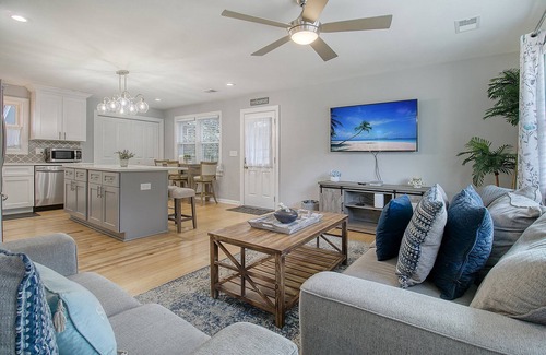 North Charleston House | Going Coastal: Park Circle, walk to restaurants/parks, minutes to downtown
