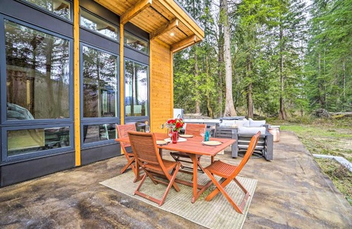 Gold Bar House | Gold Bar Cabin on Skykomish River Heated Swim Spa