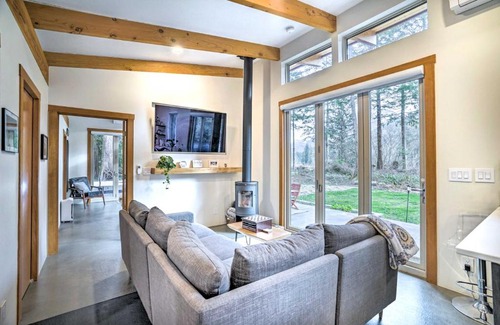 Gold Bar House | Gold Bar Cabin on Skykomish River Heated Swim Spa
