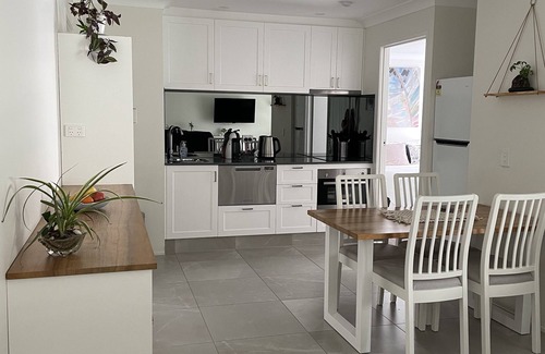 Elanora Apartment | Gold Coast Comfort – Stylish 1-Bedroom Retreat Near Beaches, Cafés & Lake