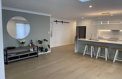 Burleigh Waters House | Gold Coast hotspot, close to beach