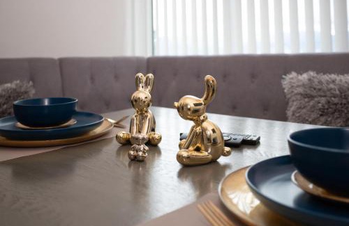 Mata Redonda Apartment | Gold Rabbit at 26, City Views and Wonderland Vibes!