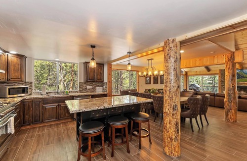 Eagle Mountain Estates Cabin | Gold Rush Lodge: Exceptional Location in Big Bear's Eagle Mountain Estates! Luxury 5 En Suite Bedrooms! EV Charger! Pet Friendly!