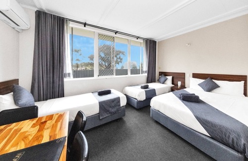 Golden Square Hotel | Golden Hills Motel