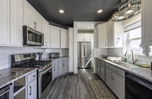 Pleasant View House | Golden Home on the Hill near Red Rocks