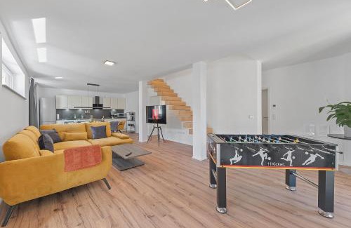 Hoffenheim Apartment | Golden Home with Barbecue, Yoga, Football Table