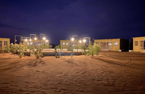 Jalan Bani Buhassan House | Golden Palm Oasis Deluxe Palm Twin Room