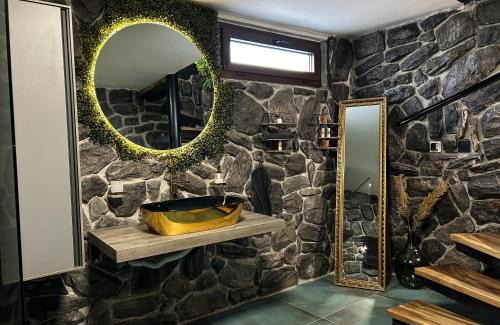 Vinica House | Golden Pinpoint
